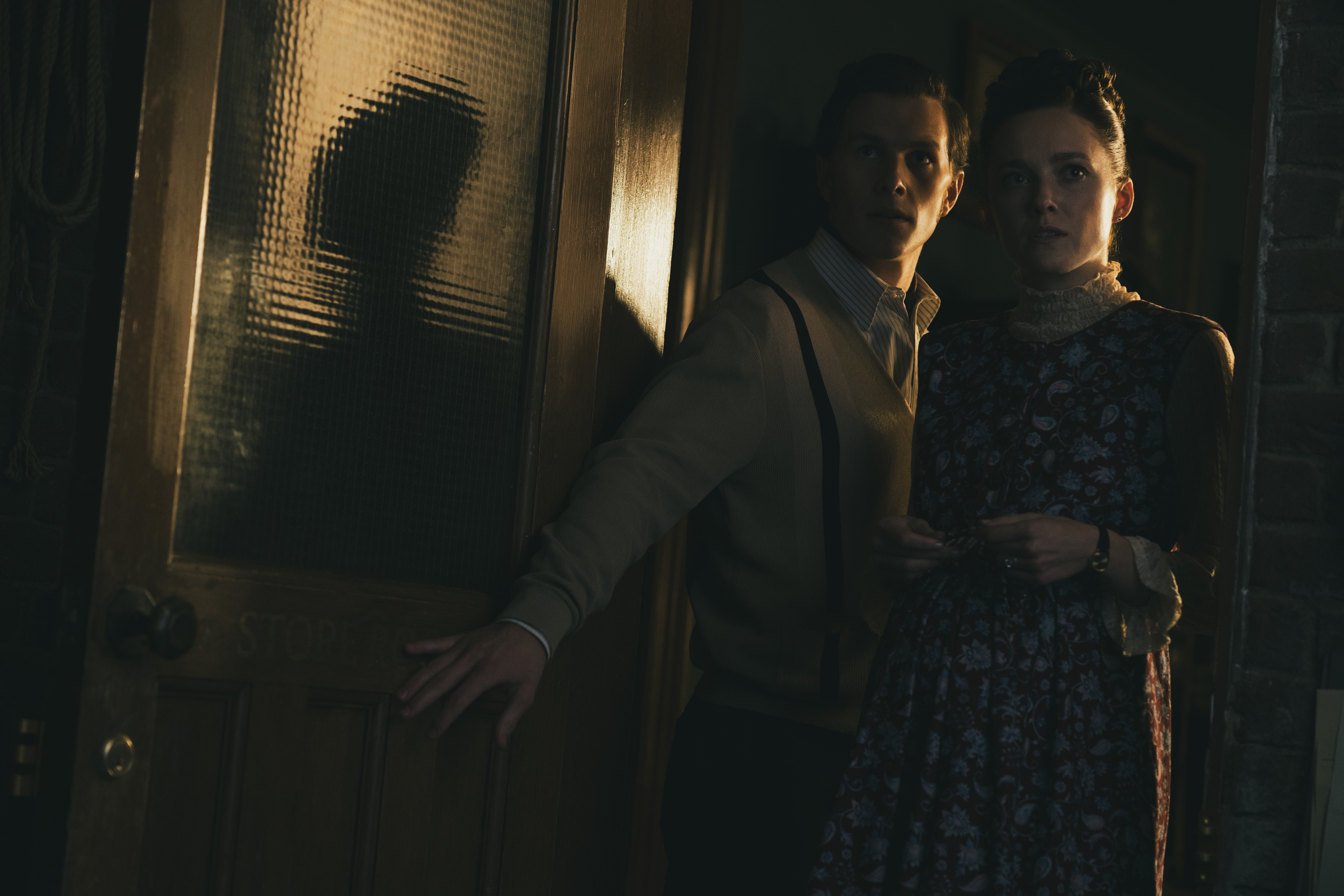 MADISON LAWLOR as Young Lorraine and ORION SMITH as Young Ed in New Line Cinema’s “CONJURING: LAST RITES,” a Warner Bros. Pictures release