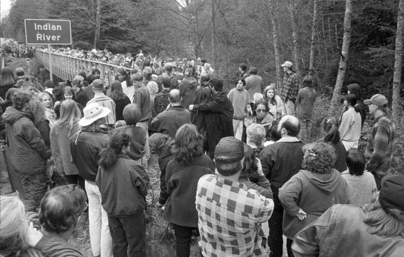 Зібрання в Національному Історичному Парку Сітки 12 травня 1996 в пам'ять про Джесіку Беґґен (Daily Sitka Sentinel, фото Ребер Штейн)