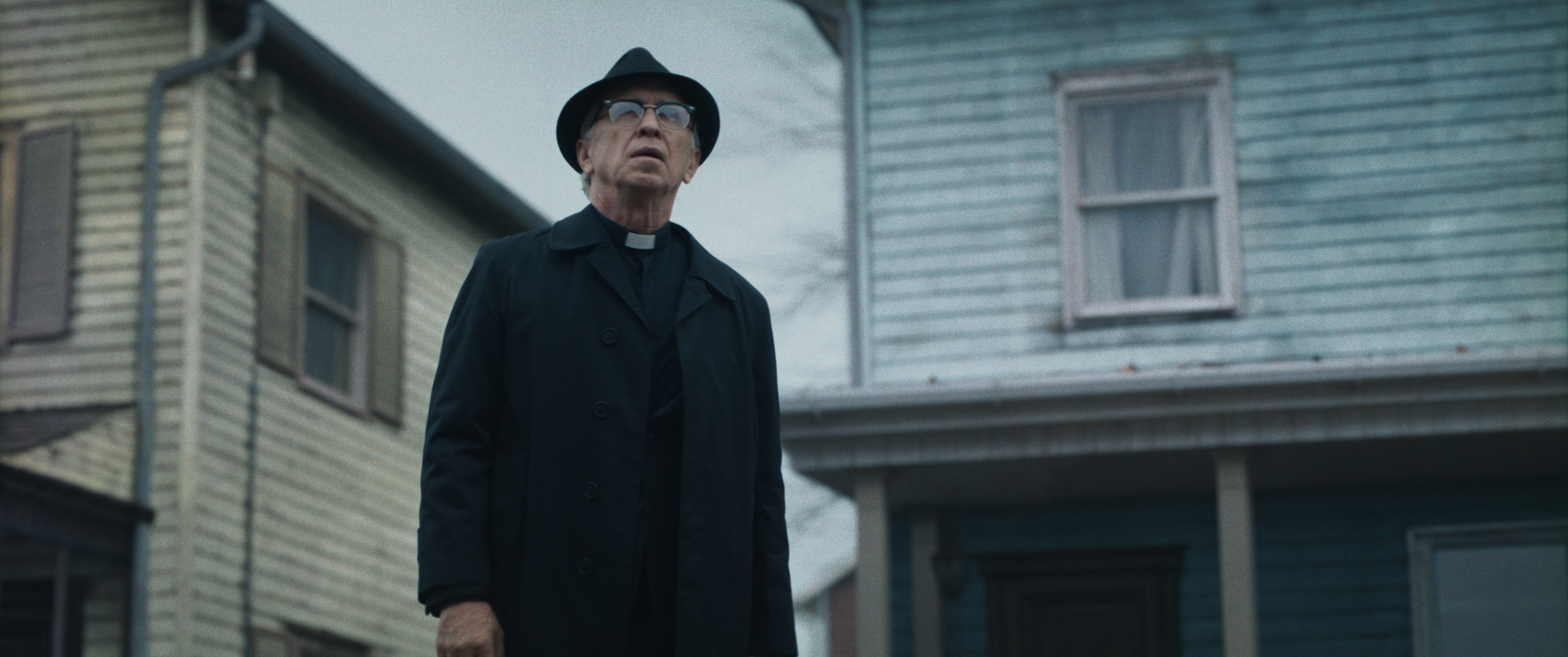 STEVE COULTER as Father Gordon in New Line Cinema’s “CONJURING: LAST RITES,” a Warner Bros. Pictures release