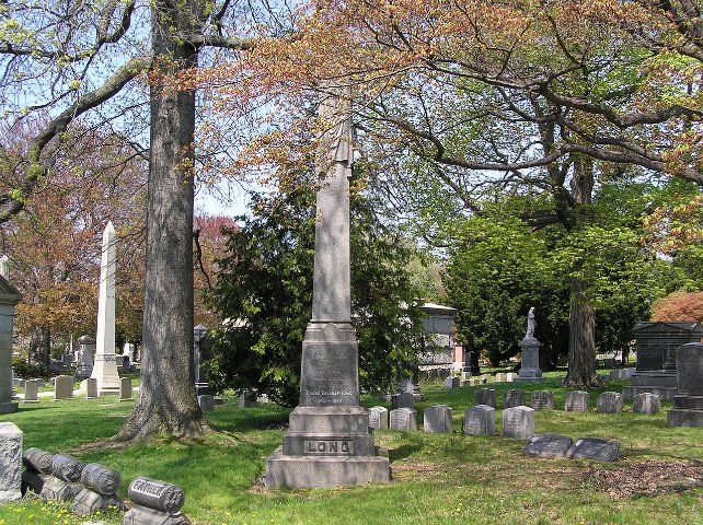 Могила Френка Б. Лонґа на кладовищі Вудлон, Нью-Йорк